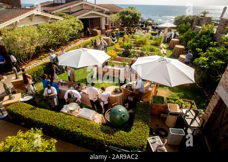 Il cibo gourmet viene servito all'aperto sulla terrazza di una lussuosa località balneare a Laguna Beach, California. Foto Stock