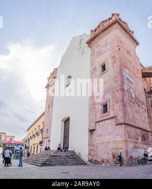 Zacatecas, Zacatecas, Messico - 22 novembre 2019: Persone che riposano e camminano presso l'ex templo de San Agustín, ora museo Foto Stock