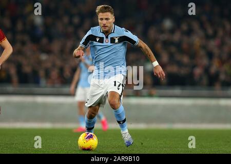 Roma, Italia. 26th Gen 2020. Ciro Immobile (Lazio) in azione durante la Serie UNA partita tra AS Roma e SS Lazio allo Stadio Olimpico il 26 gennaio 2020 a Roma. Come Roma disegnare 1-1 con SS Lazio in 21th round di Serie A (Photo by Giuseppe fama/Pacific Press) credito: Pacific Press Agency/Alamy Live News Foto Stock