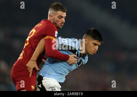 Roma, Italia. 26th Gen 2020. Davide Santon (Roma) e Joaquin Correa (Lazio) durante la Serie UNA partita tra AS Roma e SS Lazio allo Stadio Olimpico il 26 gennaio 2020 a Roma. Come Roma disegnare 1-1 con SS Lazio in 21th round di Serie A (Photo by Giuseppe fama/Pacific Press) credito: Pacific Press Agency/Alamy Live News Foto Stock