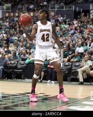 25 gennaio 2020 - Hawaii Rainbow Warriors Guard Justin Hemsley (42) durante una partita tra i Rainbow Warriors delle Hawaii e le UC Davis Aggies presso lo Stan Sheriff Center di Honolulu, HI - Michael Sullivan/CSM Foto Stock