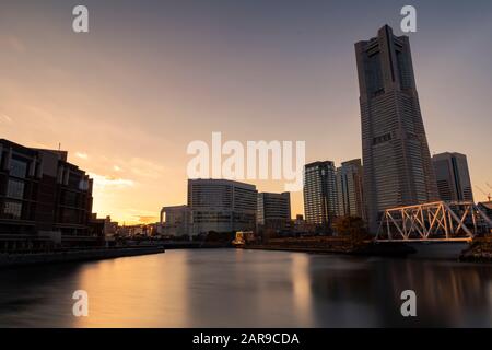 Vista sul lungomare di Minato Mirai, Yokohama durante l'inverno. Orientamento orizzontale. Foto Stock