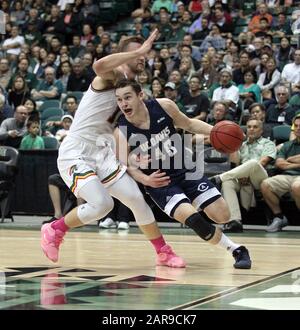 25 gennaio 2020 - UC Davis Aggies guardia Elijah Pepper (40) guida al basket durante una partita tra le Hawaii Rainbow Warriors e UC Davis Aggies presso lo Stan Sheriff Center di Honolulu, HI - Michael Sullivan/CSM Foto Stock