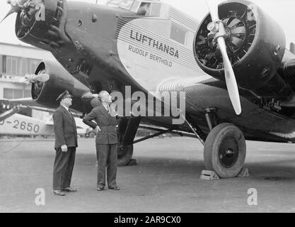 Aeroporto di Berlino - Tempelhof V.l.n.r. pilota e Harry Laponder al Junkers ju-52/3m D-2624 Rudolf Berthold all'aeroporto di Berlino Tempelhof Data: Ottobre 1934 Località: Berlino, Germania Parole Chiave: Aviazione, compagnie aeree, piloti, eliche, aerei, personale aeronautico, aeroporti Nome personale: Laponder, Harry Institution Nome: Berlin-Tempelhof, Lufthansa Foto Stock