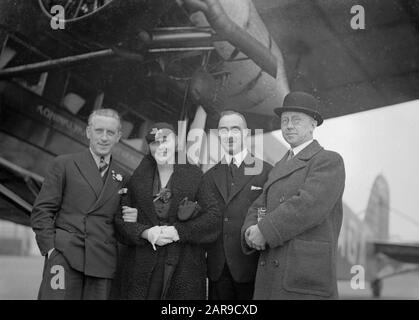 Aeroporto Di Berlino - Tempelhof V.l.n.r. Harry Laponder, Thea Rasche e due sconosciuti al Fokker F.IX PH-AGA Eagle Data: Ottobre 1934 posizione: Berlino, Germania Parole Chiave: Aeronau, compagnie aeree, aerei, personale aeronautico, campi aerei Nome personale: Laponder, Harry, Rasche, Thea Foto Stock