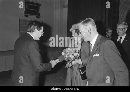 HM e Prins Claus al giubileo Royal Ned. Accademia Delle Scienze Di Nieuwe Kerk Amsterdam V.l.n.r. Ministro Deetman (Educazione), Regina Beatrice e Presidente dell'Accademia Donner Data: 12 dicembre 1983 luogo: Amsterdam, Noord-Holland Parole Chiave: Anniversari, regine, ministri Nome personale: Beatrix (Regina Olanda) , Deetman, Wim, Donner, Andreas M. Foto Stock
