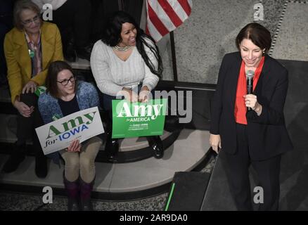 Des Moines, Stati Uniti. 26th Gen 2020. Candidato democratico alla presidenza per il 2020 Minnesota Sen. Amy Klopuchar fa commenti durante un raduno elettorale a Des Moines, Iowa, domenica 26 gennaio 2020. I candidati continuano a battersi davanti ai primi cauti dello Iowa il 3 febbraio. Foto di Mike Theiler/UPI. Credito: Upi/Alamy Live News Foto Stock