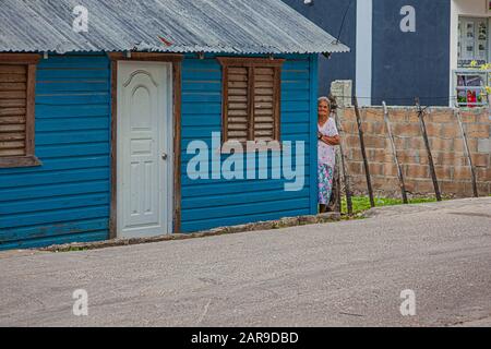 Vecchia signora dominicana sulla strada Foto Stock