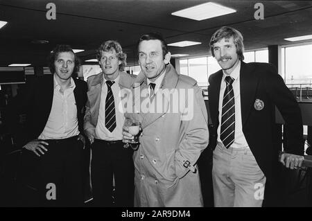 Squadra olandese a Schiphol, ritorno dalla GDR V.l.n.r. René van de Kerkhof, Kees Kist, National coach Zwartkruis and Frans Thijssen Data: 22 novembre 1979 luogo: Schiphol Parole Chiave: Arrivo e partenza, fiori, sport, allenatori, calcio, calciatori Nome personale: Cimitero, René van the, Chest, Kees, Thijssen, francese, Blackcross, Jan Foto Stock