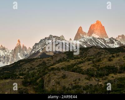 Alba al Monte Fitz Roy e Cerro Torre, patagonia, Argentina Foto Stock