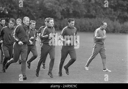 Calcio Club FC Nurnberg treni in. Max Merkel allo Stadio Olimpico in preparazione alla partita contro il calcio Ajax, training Data: 30 Settembre 1968 Località: Amsterdam, Noord-Holland Parole Chiave: Training, nome Della Persona di calcio: Merkel, Max Foto Stock