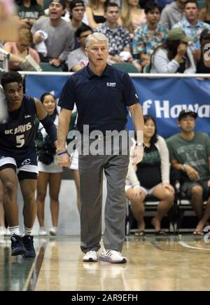 25 gennaio 2020 - il capo allenatore della UC Davis Aggies Jim Les durante una partita tra i Rainbow Warriors delle Hawaii e l'UC Davis Aggies presso lo Stan Sheriff Center di Honolulu, HI - Michael Sullivan/CSM Foto Stock