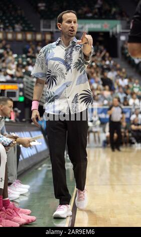 25 gennaio 2020 - Hawaii Rainbow Warriors Head Coach Eran Ganot durante una partita tra i Rainbow Warriors delle Hawaii e le UC Davis Aggies presso lo Stan Sheriff Center di Honolulu, HI - Michael Sullivan/CSM Foto Stock