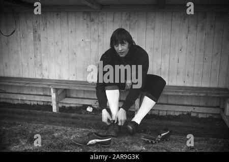 Amichevole Haarlem contro Ajax, Cruijff prova scarpe da calcio da Data: 30 gennaio 1972 Località: Haarlem Parole Chiave: Sport, calcio Nome personale: Cruijff, Johan Foto Stock