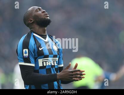 Milano, Italia. 26th Gen 2020. Romelu Lukaku dell'FC Inter reagisce durante una serie A una partita di calcio tra l'FC Inter e Cagliari a Milano, 26 gennaio 2020. Credito: Cheng Tingting/Xinhua/Alamy Live News Foto Stock