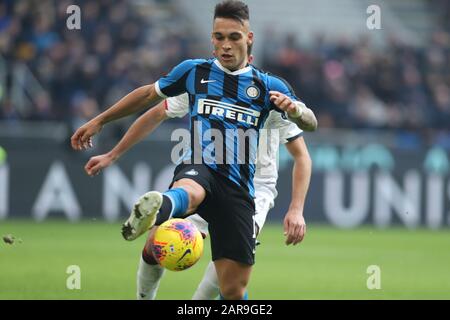 Milano, Italia. 26th Gen 2020. Lautaro Martinez dell'FC Inter compete durante una serie a, una partita di calcio tra l'FC Inter e Cagliari a Milano, 26 gennaio 2020. Credito: Cheng Tingting/Xinhua/Alamy Live News Foto Stock