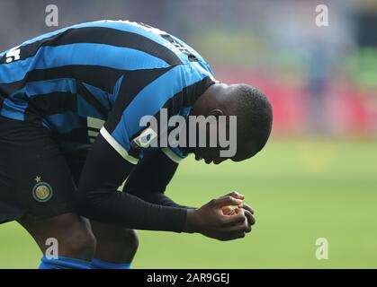 Milano, Italia. 26th Gen 2020. Romelu Lukaku dell'FC Inter reagisce durante una serie A una partita di calcio tra l'FC Inter e Cagliari a Milano, 26 gennaio 2020. Credito: Cheng Tingting/Xinhua/Alamy Live News Foto Stock