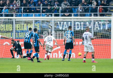 Milano, Italia. 26th Gen 2020. Radja Nainggolan di Cagliari (1st R) segna durante una serie una partita di calcio tra FC Inter e Cagliari a Milano, 26 gennaio 2020. Credito: Cheng Tingting/Xinhua/Alamy Live News Foto Stock