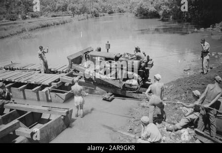 2nd Field Company Army Genie Gekbrong Soekaboemi dove non è ancora possibile effettuare la regolazione del ponte, Genie si occupa della manutenzione accendendo i traghetti dei collegamenti. Il bulldozer funge da cavia, che testerà la navigabilità del ponte galleggiante. Data: Settembre 1947 Luogo: Indonesia, Indie Orientali Olandesi Foto Stock