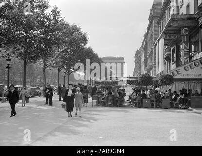 Reportage Parigi Escursionisti sugli Champs-ÃlysÃ©es, con in background l'Arc de Triomph Data: 1935 posizione: Francia, Parigi Parole Chiave: Street images Foto Stock