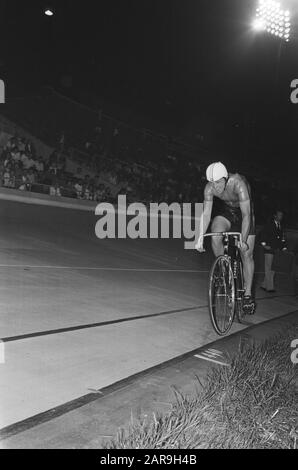 Campionato del mondo in bicicletta 1979 allo Stadio Olimpico di Amsterdam, inseguendo il campione del mondo delle Signore Keetie van Oosten-Hage in azione durante la data finale: 1 settembre 1979 posizione: Amsterdam, Noord-Holland Parole Chiave: Sport, ciclismo Nome personale: Oosten-Hage, Keetie van Foto Stock