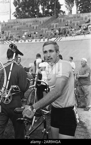 Campionati mondiali di ciclismo a Rocourt velocisti dilettanti. Piet van der Rope Data: 2 Agosto 1963 Località: Belgio, Rocourt Parole Chiave: Sport, ciclismo, ciclisti Nome personale: Corda Piet van der Foto Stock