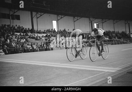 Campionati mondiali di ciclismo a Rocourt velocisti dilettanti. Finish van Piet van der Rope Data: 2 August 1963 Località: Belgio, Rocourt Parole Chiave: Sport, ciclismo Nome personale: Corda Piet van der Foto Stock