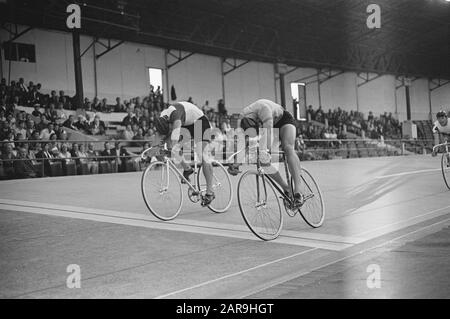 Campionati del mondo in bicicletta in pista a Rocourt, velocisti dilettanti. Il finale tra Piet van der Rope, che sconfigge un russo [no name, ed.] Data: 2 agosto 1963 Località: Belgio, Rocourt Parole Chiave: Sport, ciclismo Nome personale: Corda Piet van der Foto Stock