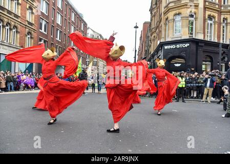 Londra, Regno Unito. 26th Gen 2020. I ballerini si esibiscono durante le celebrazioni del Capodanno cinese a Trafalgar Square a Londra. Credit: Sopa Images Limited/Alamy Live News Foto Stock