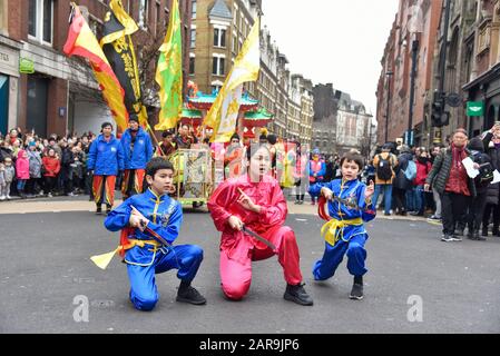 Londra, Regno Unito. 26th Gen 2020. I bambini si esibiscono durante le celebrazioni del Capodanno cinese a Trafalgar Square a Londra. Credit: Sopa Images Limited/Alamy Live News Foto Stock