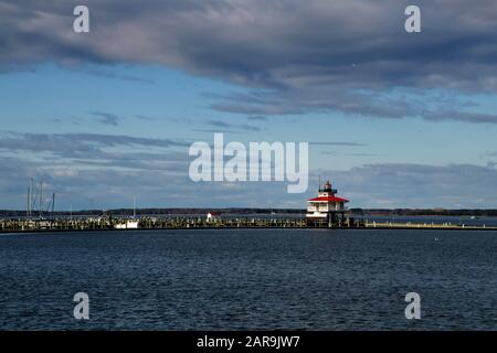 Choptank River Lighthouse, Cambridge, MD, visto durante una giornata invernale in pieno cielo. Foto Stock