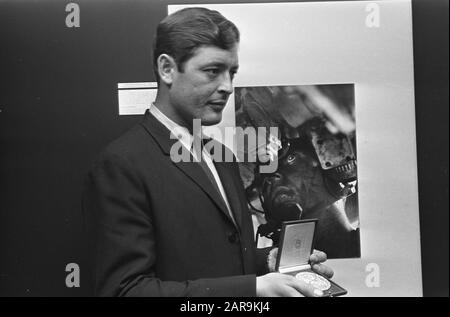 World Press Photo 1967 a l'Aia, vincitore Co Rentmeester con medaglia alla sua foto Data: 16 dicembre 1967 Località: L'Aia, Zuid-Holland Parole Chiave: Fotografi, fotografia, medaglie, corrispondenze Nome personale: Steward, Cor Foto Stock