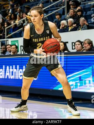 Berkeley, CA, Stati Uniti, 26th Gen, 2020. A. la guardia Dei Bufali del Colorado Aubrey Knight (24) guida al basket durante il gioco NCAA Women's Basketball tra Colorado Buffalo e California Golden Bears 62-50 vince al padiglione Hass Berkeley Calif. Thurman James/CSM/Alamy Live News Foto Stock