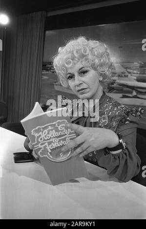 Compositore americano e mezzosoprano Cathy Berberian Singer Cathy Berberian (soprano) arriva a Schiphol per l'Holland Festival 1972 Data: 12 giugno 1972 luogo: Noord-Holland, Schiphol Parole Chiave: Artisti, musica classica, cantanti Nome personale: Berberian, Cathy Foto Stock