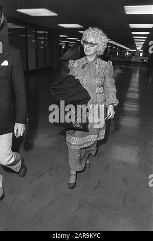 Compositore americano e mezzosoprano Cathy Berberian Singer Cathy Berberian (soprano) arriva a Schiphol per l'Holland Festival 1972 Data: 12 giugno 1972 luogo: Noord-Holland, Schiphol Parole Chiave: Artisti, musica classica, cantanti Nome personale: Berberian, Cathy Foto Stock