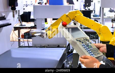 Controllo e controllo dell'automazione del sistema robot Moderno giallo in fabbrica, Industry Robot Concept . Foto Stock