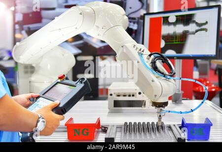 Automazione di controllo e controllo del tecnico Moderno sistema Robot in fabbrica, Industry Robot Concept . Foto Stock