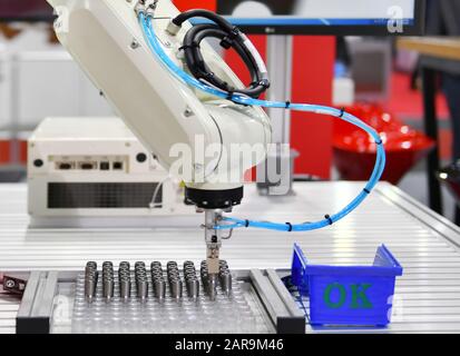 Il braccio robotico automatico in fabbrica sostituisce il lavoro umano. Automazione  della produzione in caso di carenza di personale Foto stock - Alamy