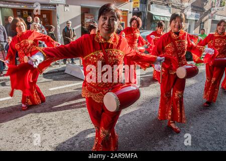 Madrid, Spagna. 26th Gen 2020. Celebrazioni del nuovo anno cinese 2020, "anno del ratto" nel quartiere di Usera a Madrid, Spagna. (Foto Di Alberto Sibaja/Pacific Press) Credit: Pacific Press Agency/Alamy Live News Foto Stock