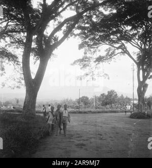Magelang en dintorni [Vista dell'incrocio a T. I bambini camminano lungo la strada] Data: 13 febbraio 1949 luogo: Indonesia, Indie orientali olandesi Foto Stock