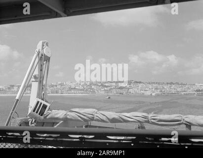 Viaggio in mare con MS Baloeran Vista dalla nave passeggeri Baloeran su Tangeri Annotazione: Questa foto fa parte di una serie di foto di un viaggio con la MS Baloeran di Rotterdam Lloyd Data: 1935 Località: Marocco, Tangeri Parole Chiave: Porti, navi Foto Stock