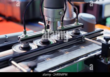 Le lattine di alluminio per alimentare la linea di produzione in fabbrica a macchina del convogliatore Foto Stock