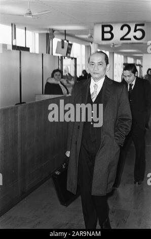 Ambasciatore Sudvietnamita Van Dang Lam ritorno a Schiphol Van Dang Lam dopo l'arrivo Data: 2 aprile 1975 Parole Chiave: Arrivi, ambasciatori Nome dell'istituzione: Schiphol Foto Stock