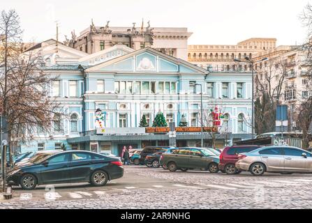 Kiev, Ucraina - 03 Gennaio 2020: Ivan Franko National Academic Drama Theatre. Sullo sfondo è un frammento di una casa famosa con chimere. Foto Stock