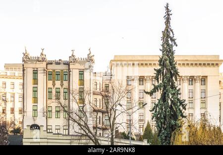 Casa con chimere a Kiev, Ucraina. L'edificio in stile Liberty con sculture di animali mitici fu creato dall'architetto Vladislav Gorodetsky tra 1 Foto Stock