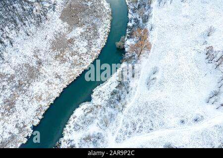 vista aerea del fiume e della foresta in inverno. paesaggio invernale catturato dall'alto con un drone Foto Stock