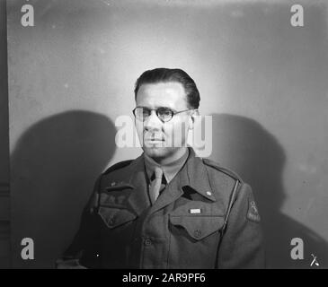 L.T. Smeele Annotation: In lieutenant's Uniform Date: {1940-1945} Location: Great Britain, London Keywords: Officers, Ritratti, Ritratti, World War II Nome personale: Smeele, L.T. Foto Stock