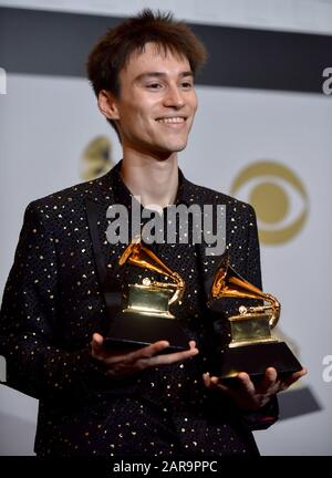 Los Angeles, California, Stati Uniti. 26th gennaio 2020. Jacob Collier appare dietro le quinte con il suo premio per miglior Arrangiamento, strumentale o A Cappella e miglior Arrangiamento, Strumenti e Voce durante il 62nd annuale Grammy Awards tenutosi presso lo Staples Center di Los Angeles domenica 26 gennaio 2020. Foto di Christine Chew/UPI Foto Stock