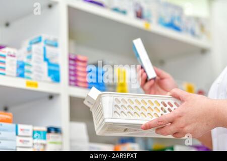 Farmacista che riempie la prescrizione in farmacia farmacia farmacia Foto Stock