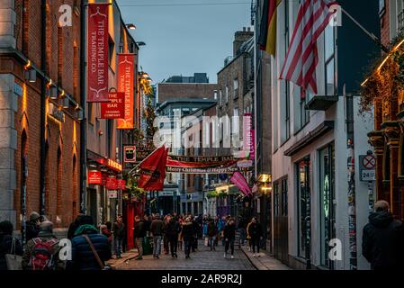 Dublino, Irlanda, dicembre 24, 2018: la gente camminare in Temple Bar nel tempo di Natale. Distretto storico, un quartiere culturale con la vivace vita notturna. Foto Stock